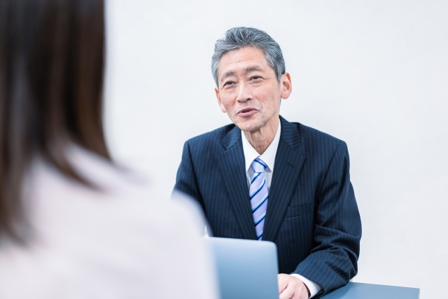 面接中のビジネスマンと会話する女性