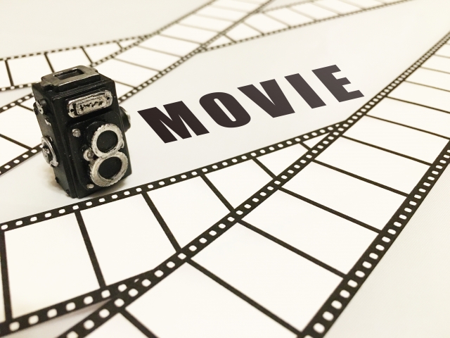 映画テーマのフィルムとカメラ