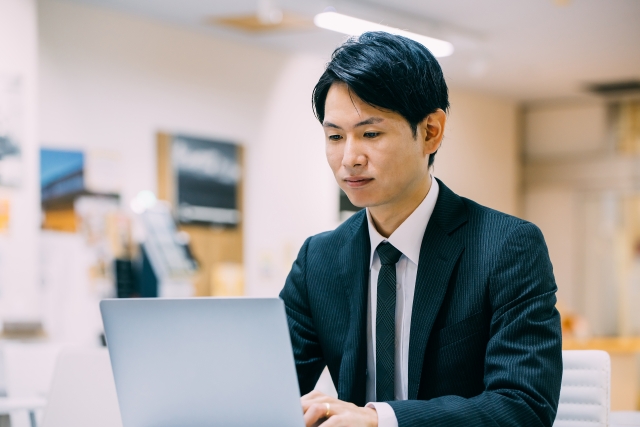 オフィスでノートパソコンを操作する男性