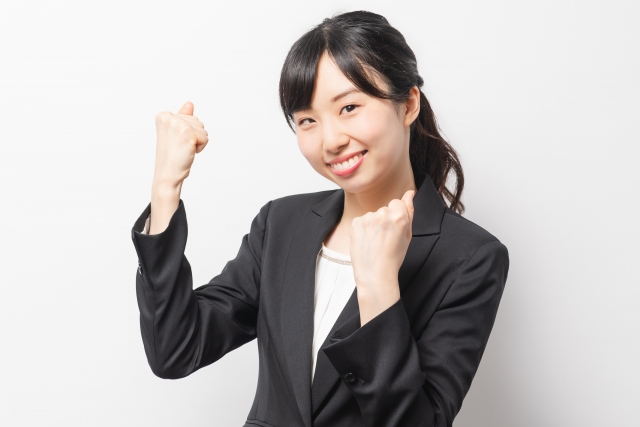 やる気満々のスーツ姿の女性